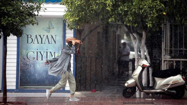 Yangınlarla mücadele edilen Antalya'da sabah saatlerinden itibaren yağışlar başladı Yangınlarla mücadele edilen Antalya'da sabah saatlerinden itibaren yağışlar başladı
