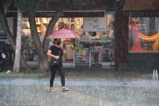 Yangınlarla mücadele edilen Antalya'da sabah saatlerinden itibaren yağışlar başladı Yangınlarla mücadele edilen Antalya'da sabah saatlerinden itibaren yağışlar başladı