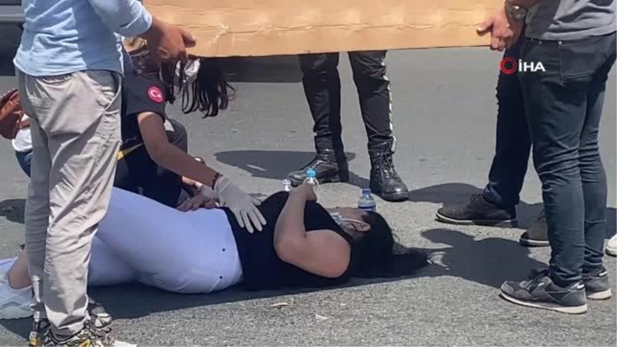 Yaralı kadını güneşten korumak için kartonla gölge yaptılar