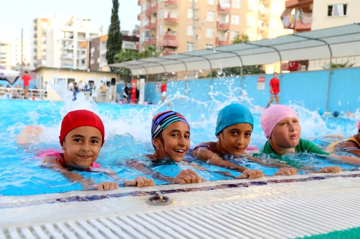 Mersin'de yüzme öğrenen çocuklara sertifika verildi
