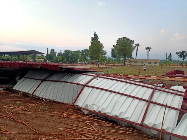 Adana'da fırtına çatı uçurdu