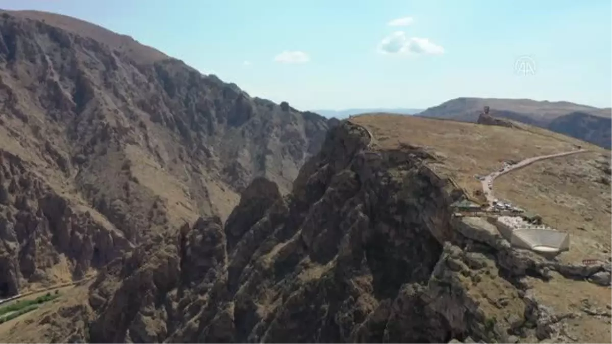 Adrenalin tutkunlarını ağırlayacak 'cam seyir terası' ziyarete açıldı