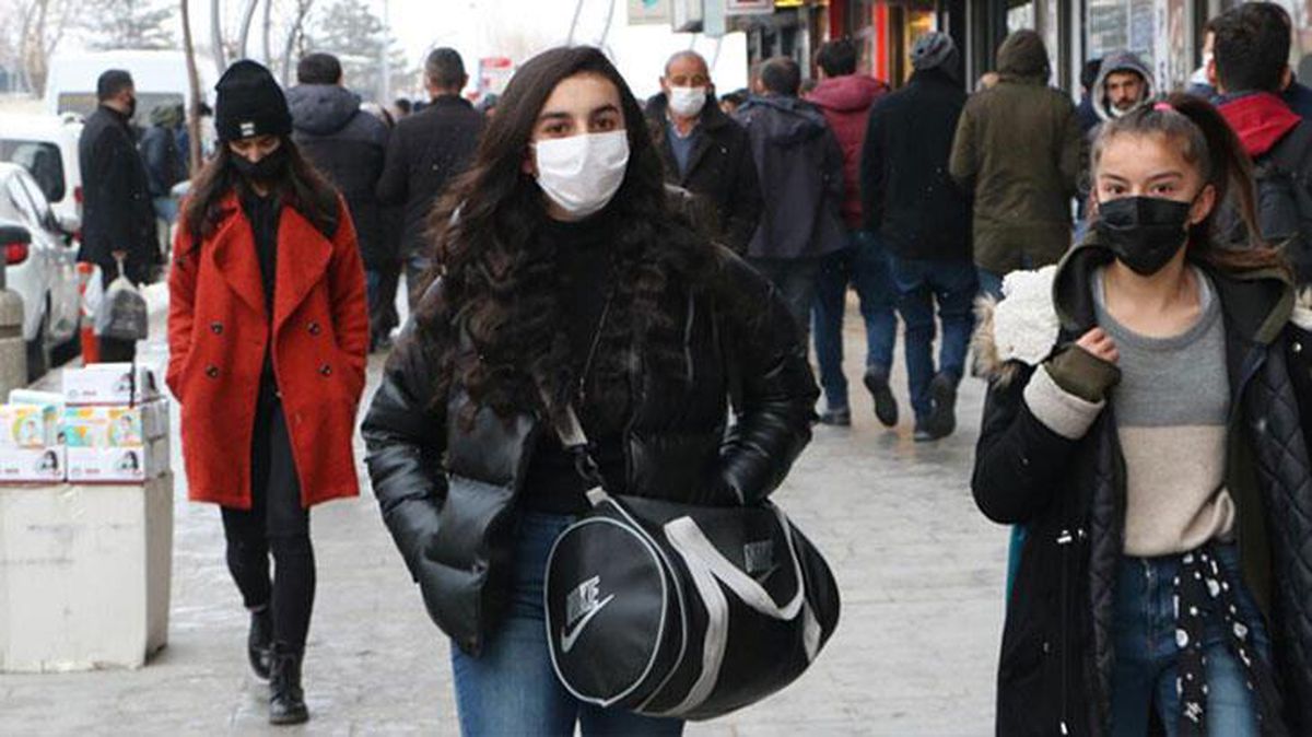 Bakan Koca 'Hakkari örnek alınmalı' diyerek paylaştı! Aşılamada bir haftada 27 sıra yükseldiler