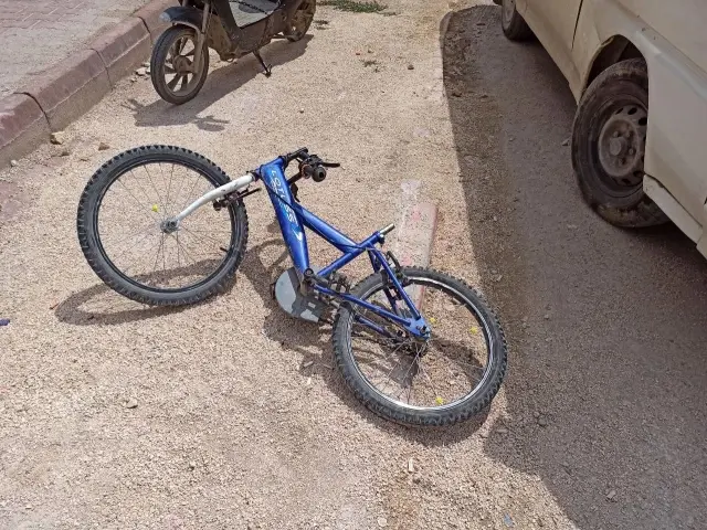 Bisikletiyle yola çıkan çocuğa otomobil çarptı