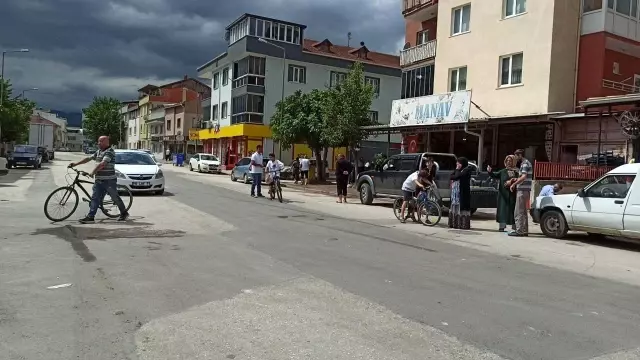Bisikletiyle yola çıkan çocuğa otomobil çarptı