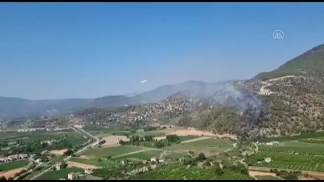 Son dakika haber... Dalaman'da çıkan orman yangını kontrol altına alınmaya çalışılıyor (2)