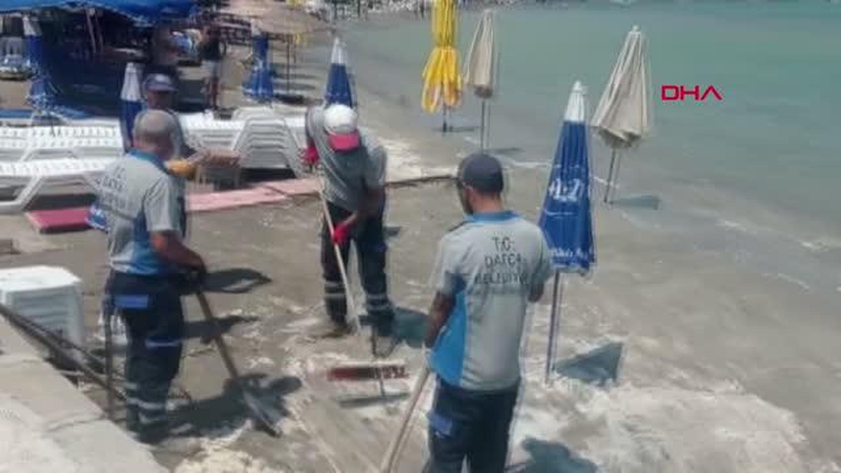 DATÇA'DA SAHİLDE KÖPÜK TEDİRGİNLİĞİ