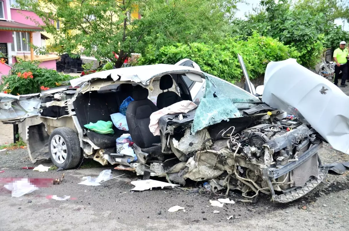 Son dakika haberleri! Direğe çarpan otomobil parçalandı: 1 ölü, 2 yaralı