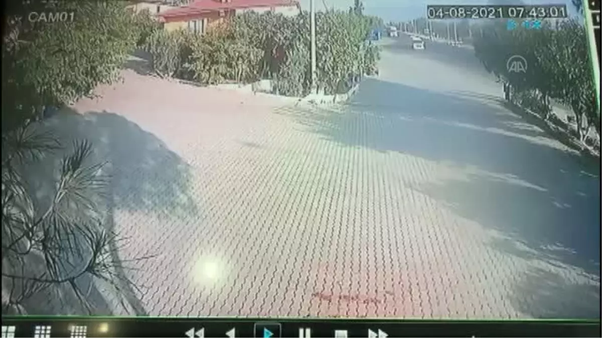 Durakta bekleyen çocuğa doğru giden tırın ağaçlara çarpıp durma anı kameralara yansıdı