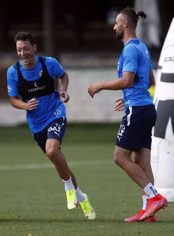 Fenerbahçe'de Burak Kapacak takımla ilk antrenmanına çıktı ...