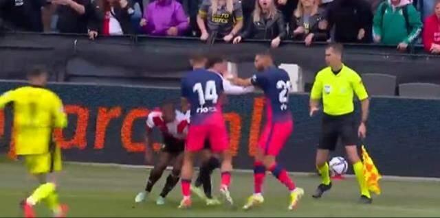 Feyenoord-Atletico Madrid maçında ortalık üzücü karıştı! Carrasco, ulusal futbolcumuzun boynunu kan içinde bıraktı