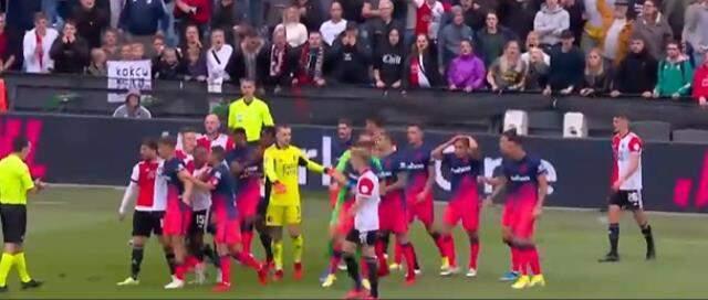Feyenoord-Atletico Madrid maçında ortalık üzücü karıştı! Carrasco, ulusal futbolcumuzun boynunu kan içinde bıraktı