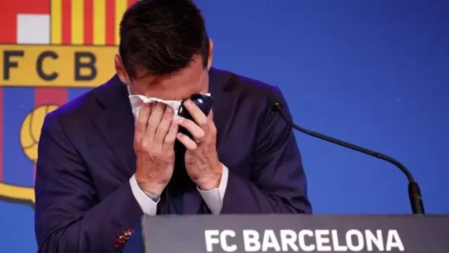 Messi'yi hiç bu türlü görmediniz! 13 yaşında girdiği Barcelona'dan ayrılırken hıçkıra hıçkıra ağladı