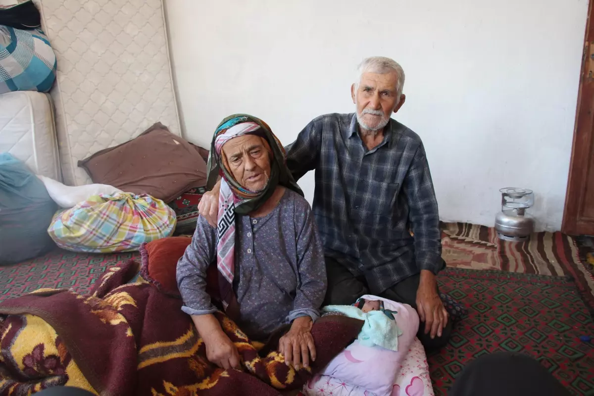 Manavgat yangınında 'birlikte ölmeyi' göze aldığı felçli eşinin elini bırakmıyor