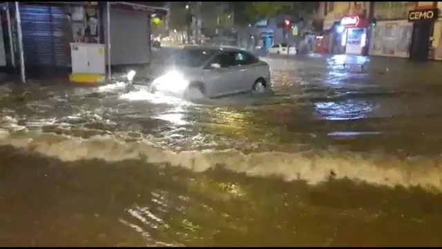 Mersin'de şiddetli yağış etkili oldu: Yollar göle döndü, araçlar mahsur kaldı