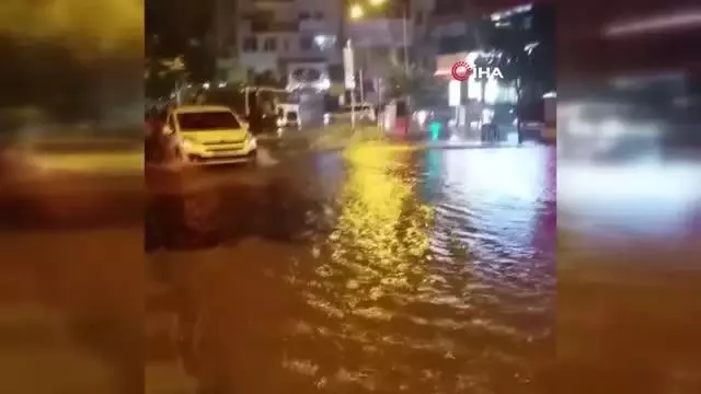 Mersin'de şiddetli yağış etkili oldu: Yollar göle döndü, araçlar mahsur kaldı