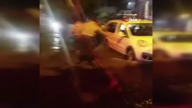 Mersin'de şiddetli yağış etkili oldu: Yollar göle döndü, araçlar mahsur kaldı