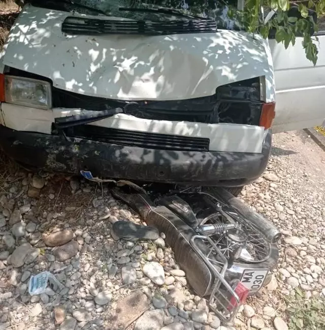 Minibüs ile motosiklet çarpıştı: 3 yaralı