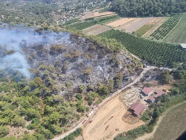 Son dakika haber... Dalaman'da çıkan orman yangını kontrol altına alınmaya çalışılıyor (2)