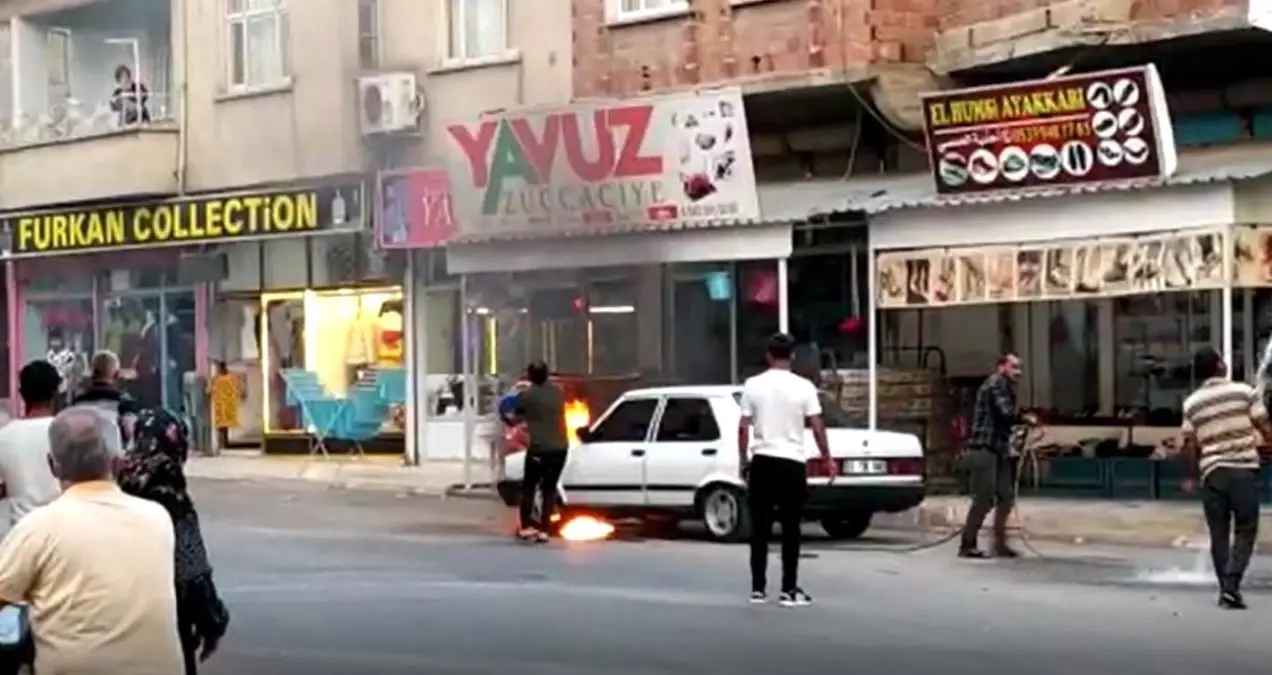 Park halindeki otomobil alev aldı