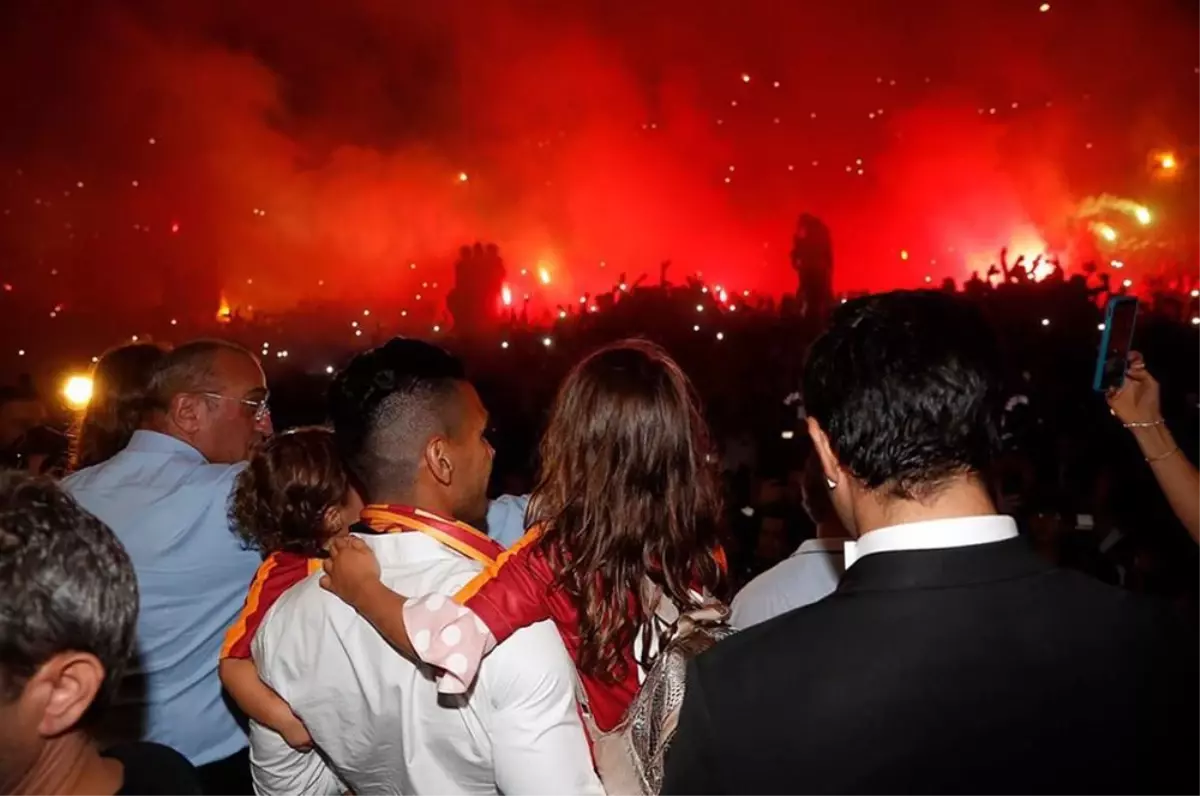 Dillere destan karşılamayla gelen Falcao, şimdi fesih şartlarını görüşmek için masaya oturuyor