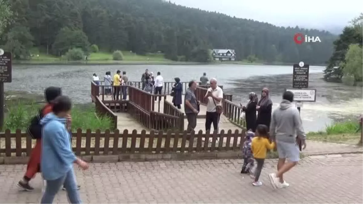 Tatilciler serinleyen havanın tadını Gölcük'te çıkardı
