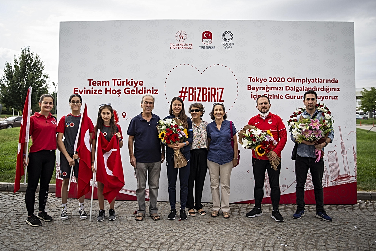 Tokyo 2020'de modern pentatlonda 5. olan İlke Özyüksel, Ankara'da çiçeklerle karşılandı - Vimarsana News