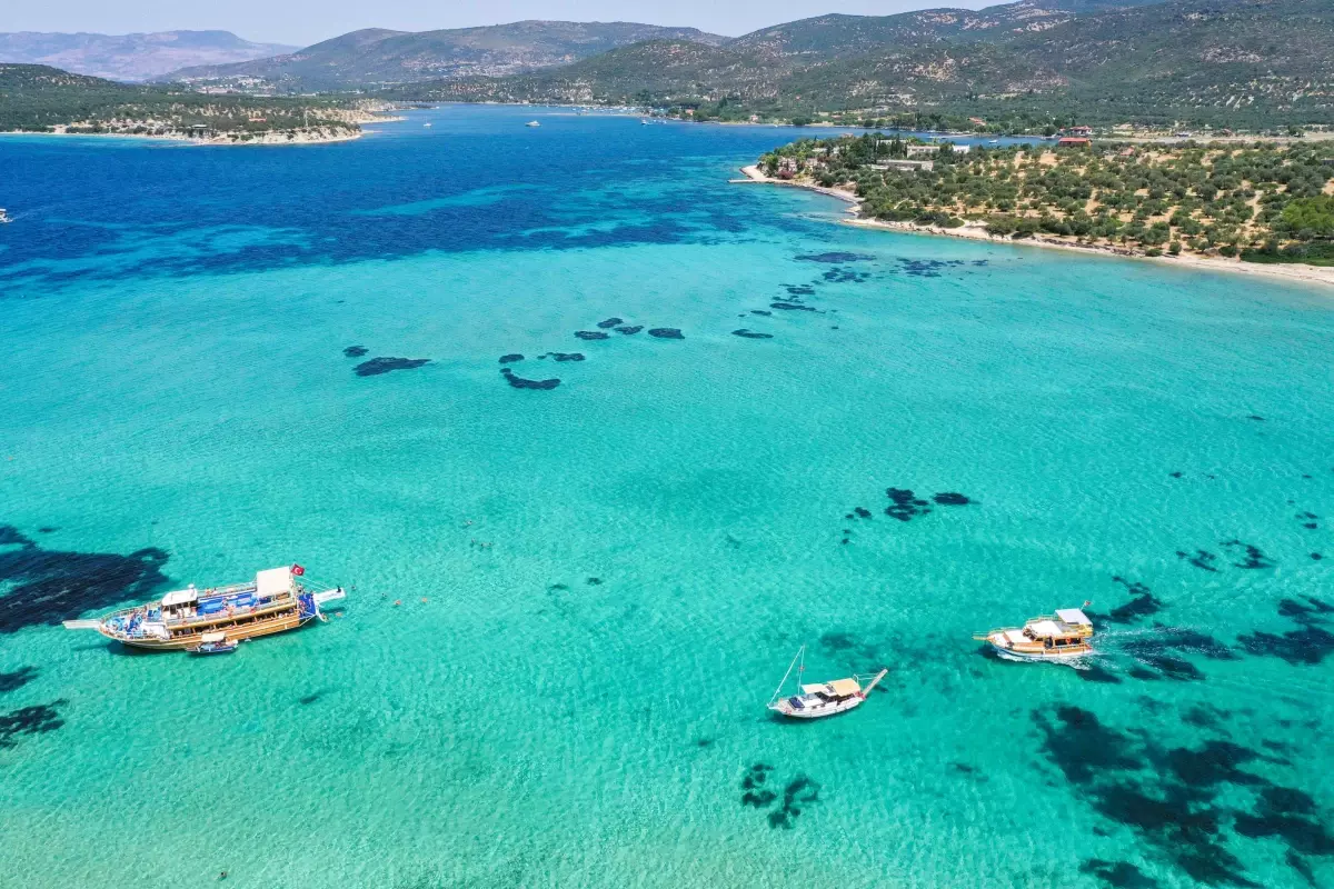 Tropik adaları aratmayan Dikili'nin eşsiz koyları ziyaretçileri cezbediyor