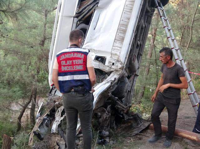 Türbeden dönüş yolundaki feci kazanın ilk fotoğrafları geldi