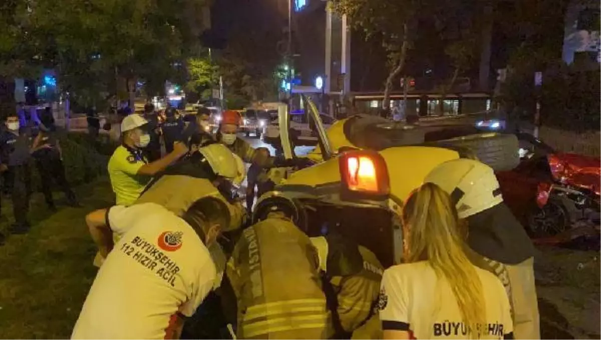 ÜSKÜDAR'DA LÜKS OTOMOBİL VE TAKSİ ÇARPIŞTI: 1'İ AĞIR 3 YARALI