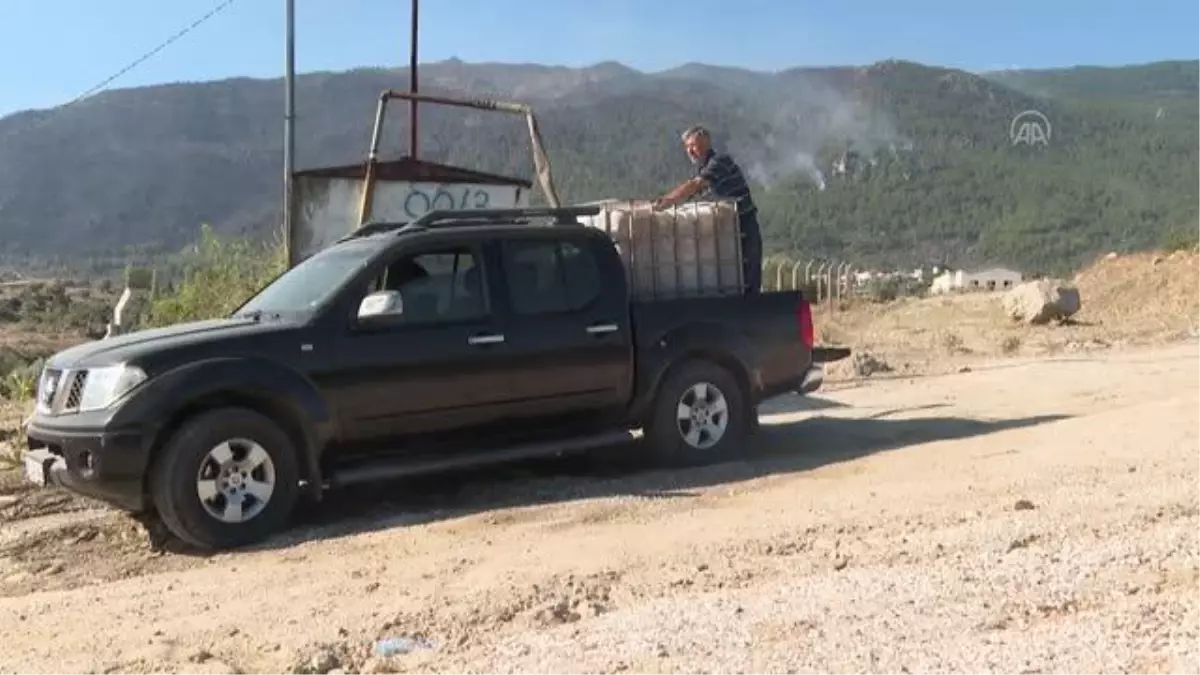 Son dakika: Vatandaşlar orman yangınına müdahale eden helikopterlerin su aldığı gölete su taşıyor