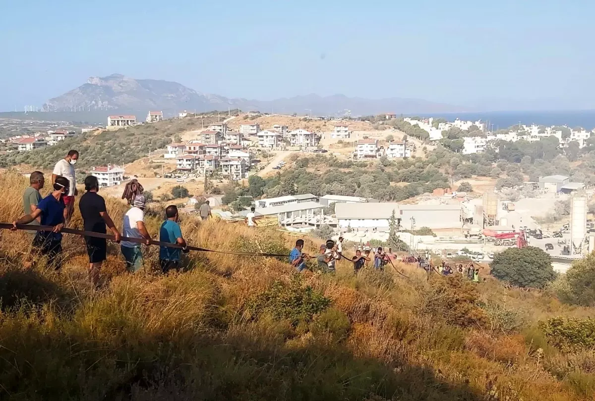 Yangını duyan koştu, metrelerce uzunluğunda insan zinciri oluştu