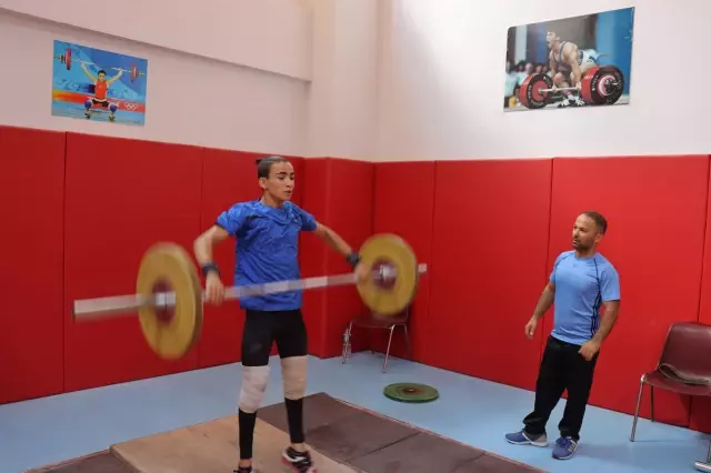 Afişlerden görerek başladığı halterde Türkiye şampiyonu olan sporcu gözünü dünya şampiyonluğuna dikti