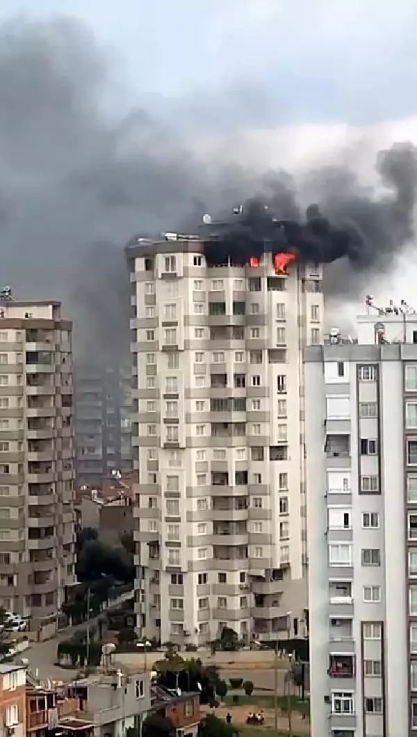 Son dakika haberi... Apartmanın 13'üncü katında yangın; anne ve 2 çocuğu son anda kurtuldu