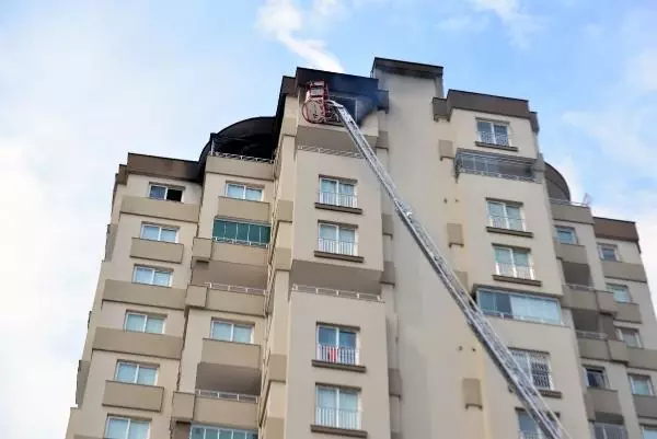 Son dakika haberi... Apartmanın 13'üncü katında yangın; anne ve 2 çocuğu son anda kurtuldu