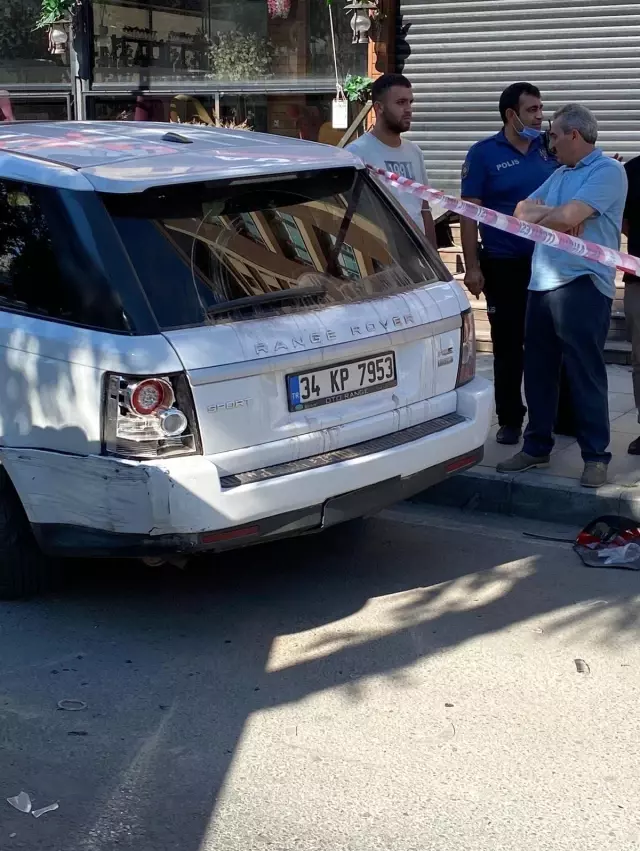 Ataşehir'de park halindeki cipe çarpan otomobil yan yattı
