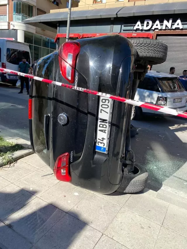 Ataşehir'de park halindeki cipe çarpan otomobil yan yattı