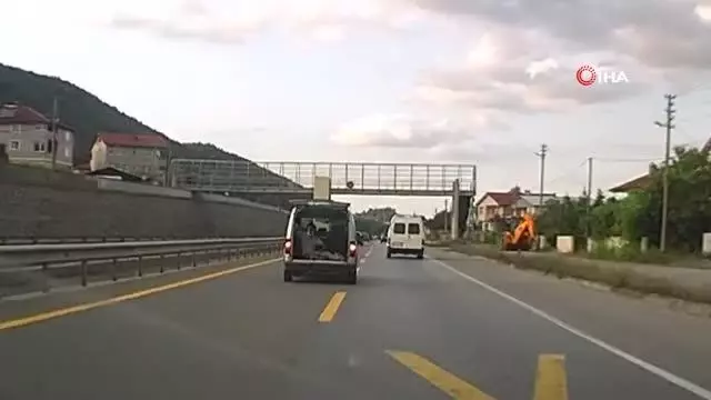 Bagaj kapağı açık araçta tehlikeli yolculuk araç kamerasında