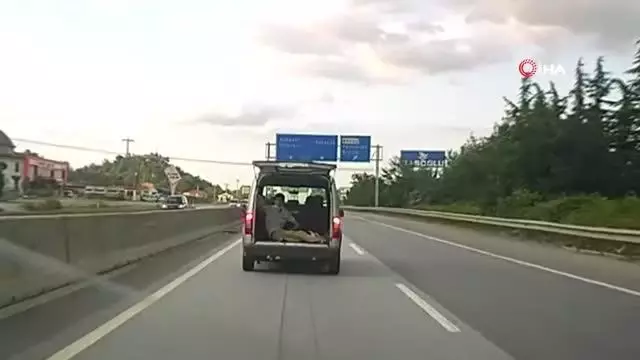 Bagaj kapağı açık araçta tehlikeli yolculuk araç kamerasında