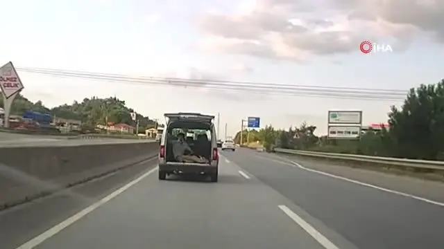 Bagaj kapağı açık araçta tehlikeli yolculuk araç kamerasında