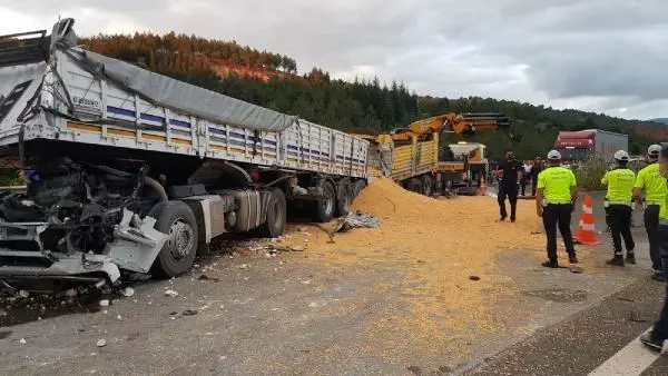 Son Dakika | TEM'de 3 TIR ile 1 kamyonun karıştığı kazada 1 kişi öldü, 2 kişi yaralandı (3)