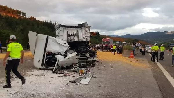 Son Dakika | TEM'de 3 TIR ile 1 kamyonun karıştığı kazada 1 kişi öldü, 2 kişi yaralandı (3)