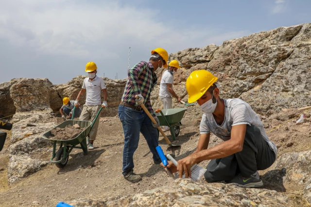DİYARBAKIR - Yaklaşık 3 bin yıllık Eğil Kalesi'nde kazı çalışmaları başladı (2)