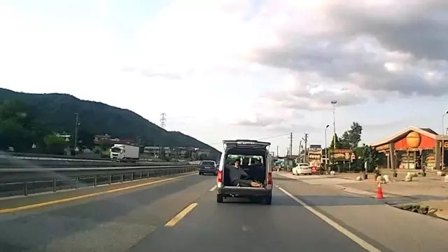Bagaj kapağı açık araçta tehlikeli yolculuk araç kamerasında