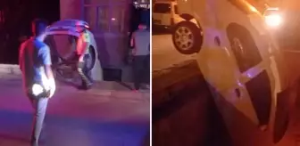 Ehliyetsiz araç kullanıp kaza yapan sevgilisini olay yerinde bırakıp kaçtı