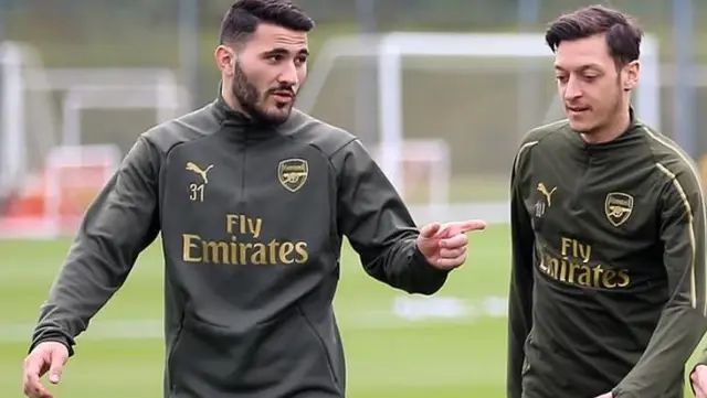 Fenerbahçe, her mevzuda mutabakata vardığı Arsenal futbolcusu Kolasinac'ı İstanbul'a getiriyor