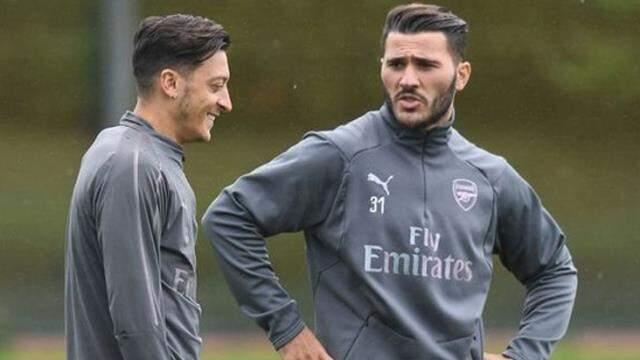 Fenerbahçe, her mevzuda mutabakata vardığı Arsenal futbolcusu Kolasinac'ı İstanbul'a getiriyor