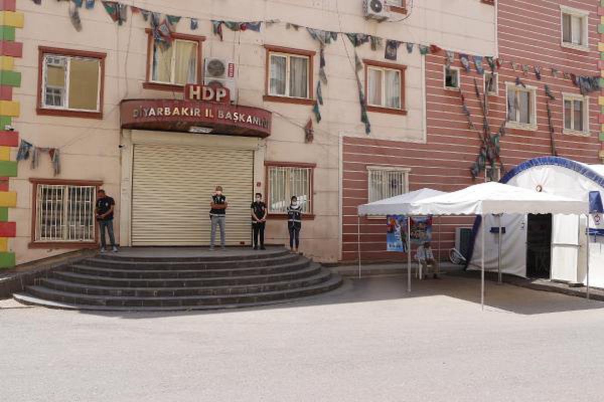 HDP ÖNÜNDE EYLEM YAPAN BABA: OĞLUMU PKK'YA SATTILAR