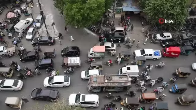 Karaçi'de halk, 9 günlük sokağa çıkma yasağı sonrası marketlere akın etti