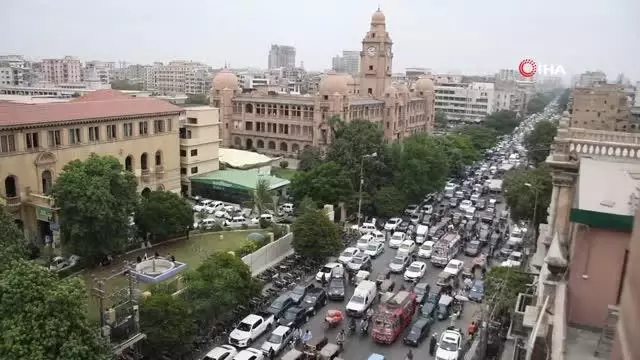 Karaçi'de halk, 9 günlük sokağa çıkma yasağı sonrası marketlere akın etti